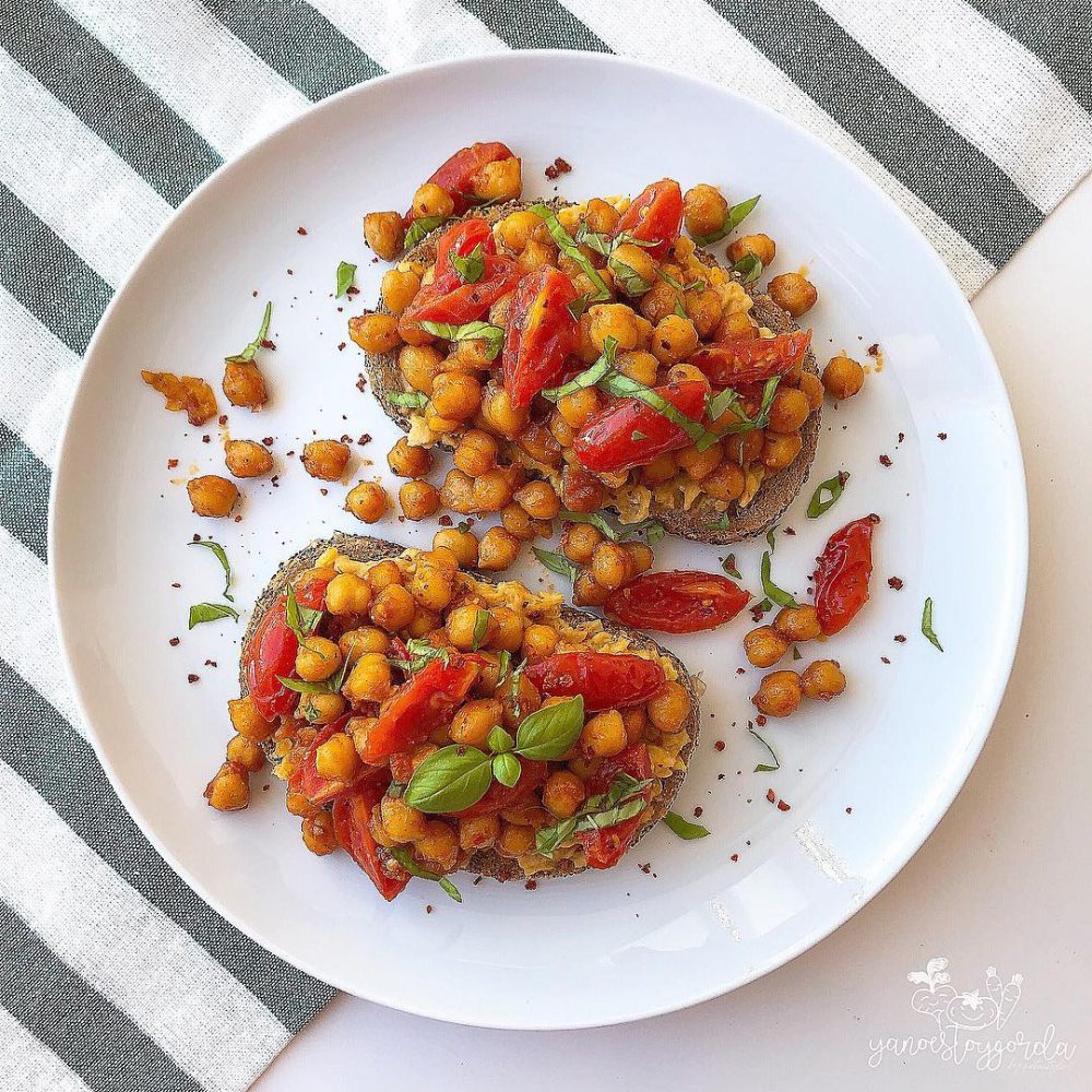 Tostadas con garbanzos al pimentón