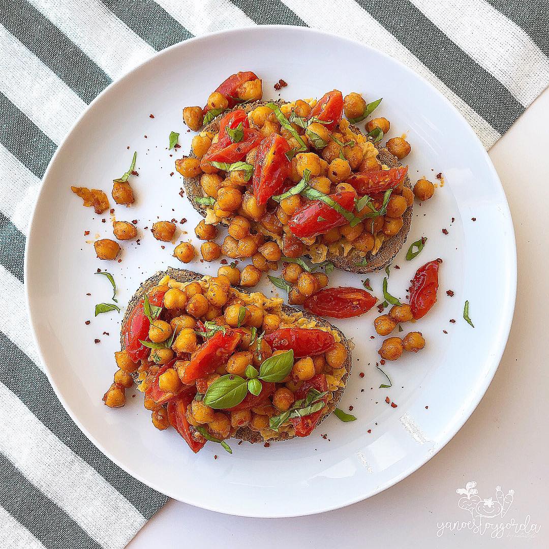 Tostadas con garbanzos al pimentón