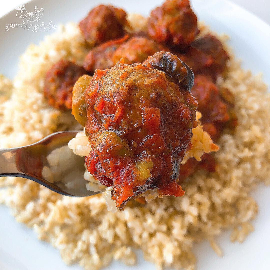 albóndigas con tomate y aceitunas