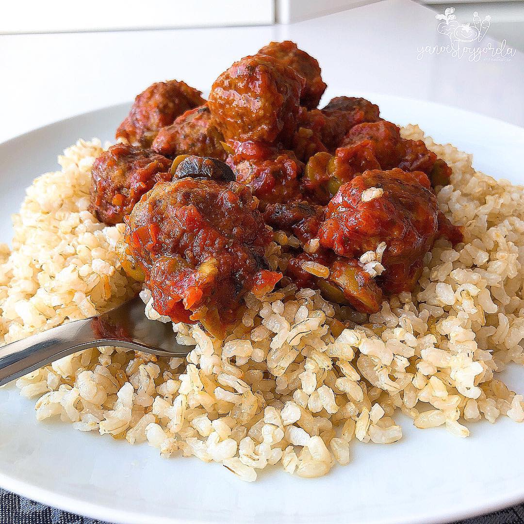 albóndigas con tomate y aceitunas