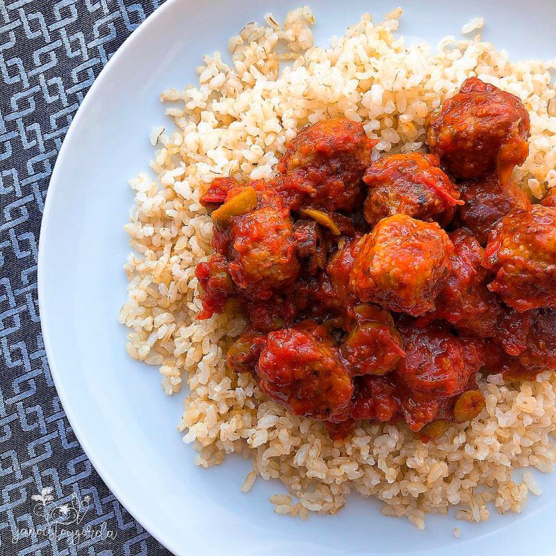 Albóndigas con tomate y aceitunas