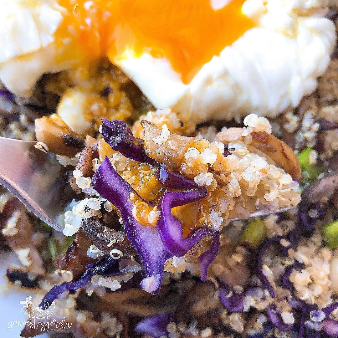 revuelto de setas, ajos tiernos y quinoa