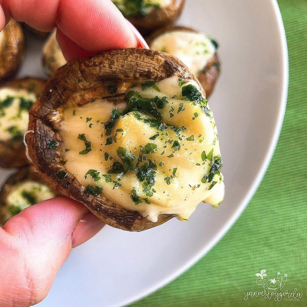 CHAMPIÑONES RELLENOS DE QUESO
