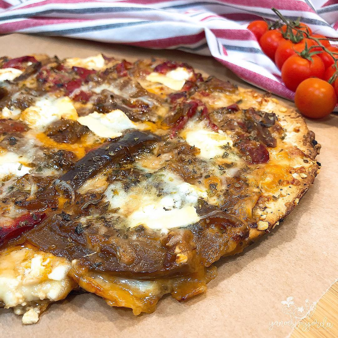 pizza integral con verduras asadas y queso de cabra