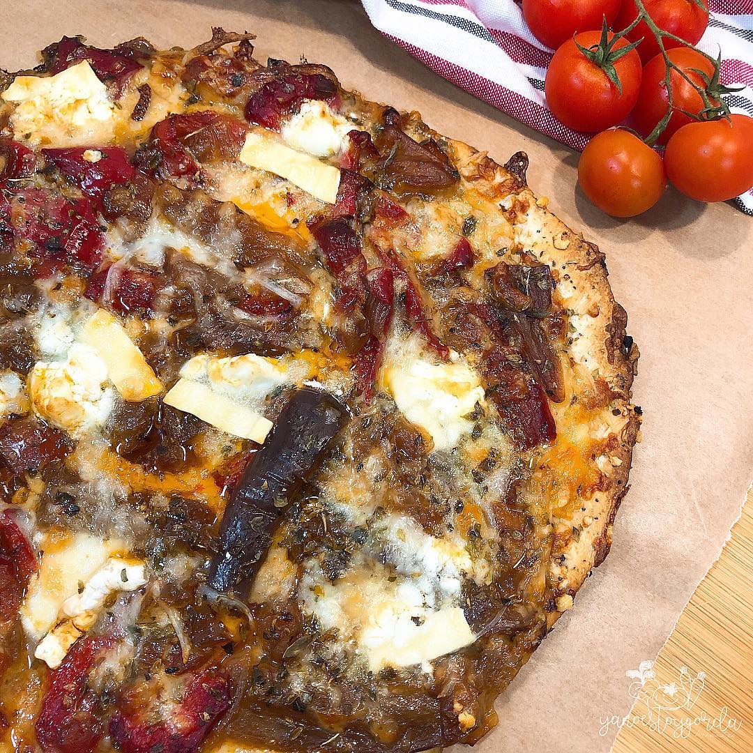 pizza integral con verduras asadas y queso de cabra