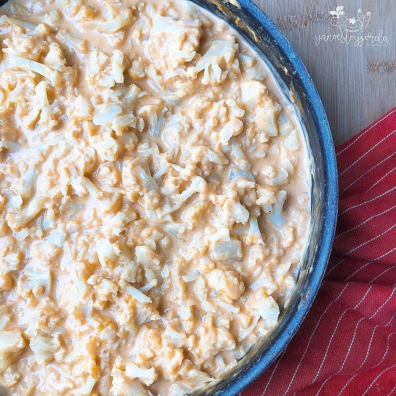 Cortamos la coliflor en trocitos pequeños. 2. Cocemos durante 5min. 3. Pasado el tiempo colamos y escurrimos bien. 4. En una sartén ponemos un chorrito de aceite y los ajitos bien picados. 5. Cuando los ajitos estén apunto de dorarse añadimos el queso untable junto a un chorrito de bebida vegetal. 6. Cuando el queso untable esté fundido abadimos una cucharadita de pimentón y una pizca de sal. 7 Meclamos bien. 8. Añadimos la coliflor cocida. 9. Por último añadimos el falso cheddar y integramos bien los ingredientes. 10. Cocinamos a fuego lento un par de minutos. 11. ¡Listo! Ya tenemos nuestra Coliflor “a lo Mac&Cheese”