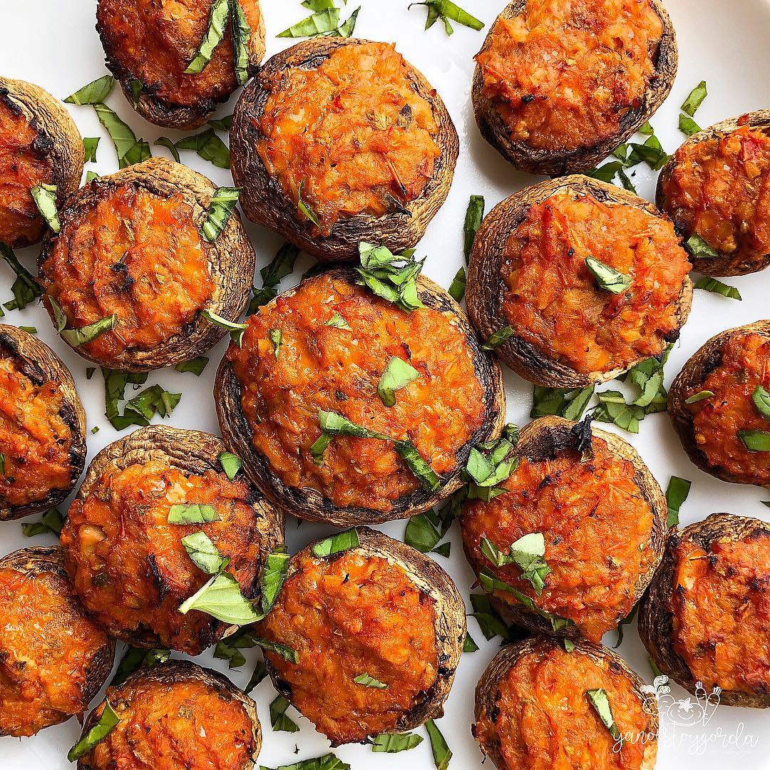 champiñones rellenos de atún y tomate