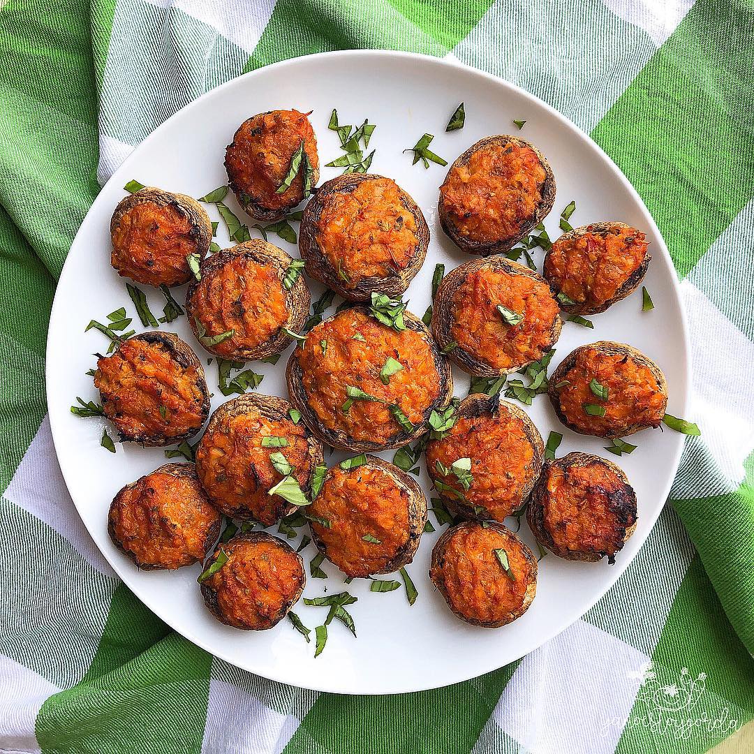 champiñones rellenos de atún y tomate