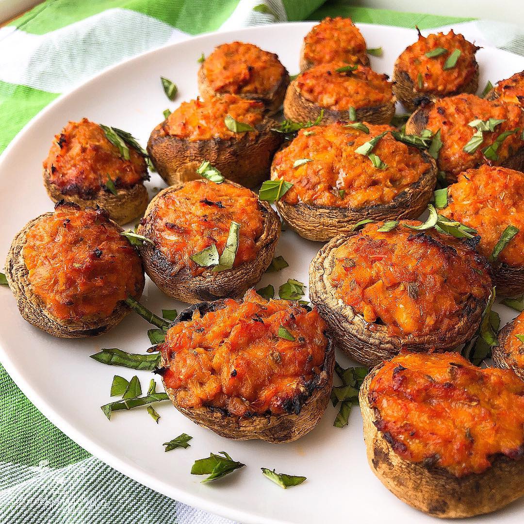 champiñones rellenos de atún y tomate