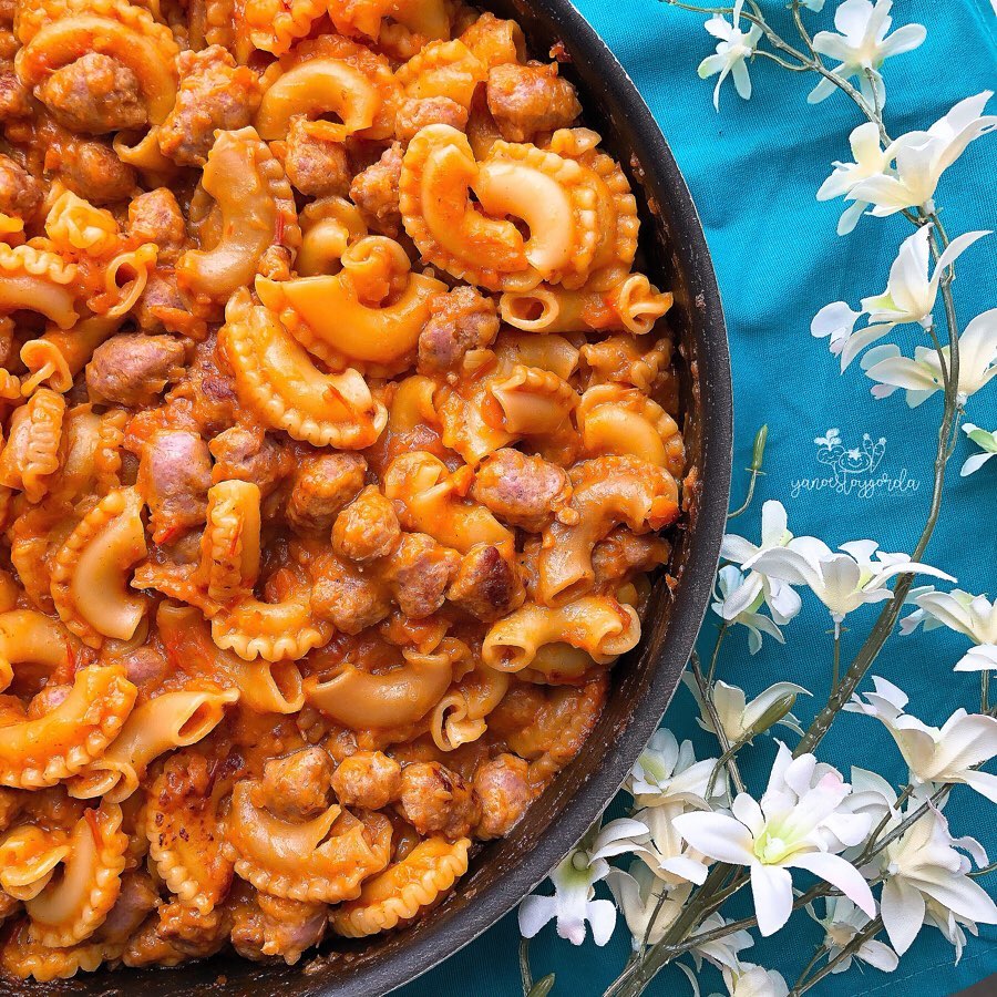 pasta con salsa de tomate raf y salchichas