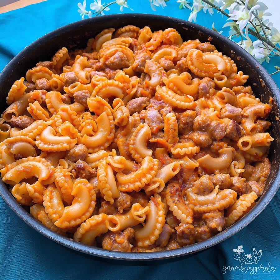 pasta con salsa de tomate raf y salchichas