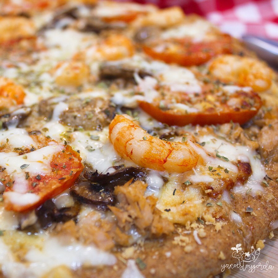 pizza familiar integral masa clásica con frutos del mar
