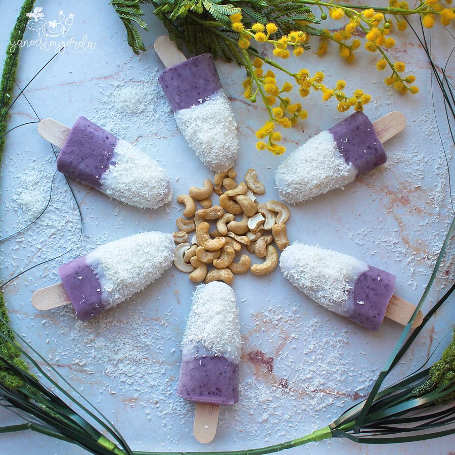 helados de arándanos y anacardos