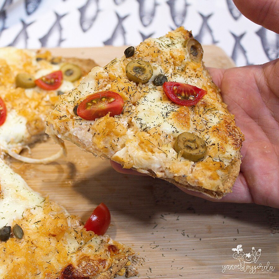 pizza mediana de trigo integral con salmón y alcaparras