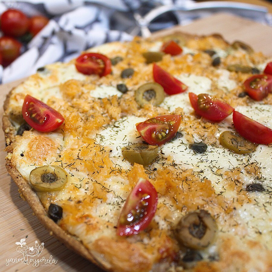 pizza mediana de trigo integral con salmón y alcaparras