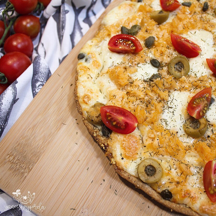 pizza mediana de trigo integral con salmón y alcaparras