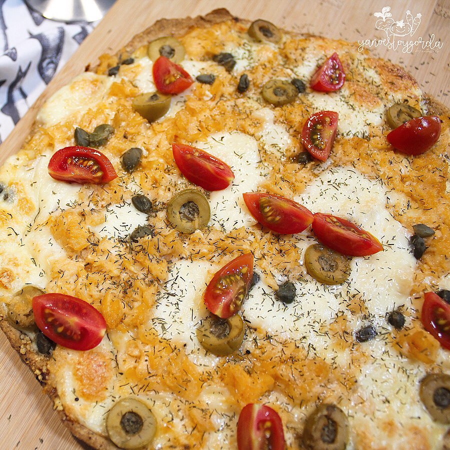 pizza mediana de trigo integral con salmón y alcaparras