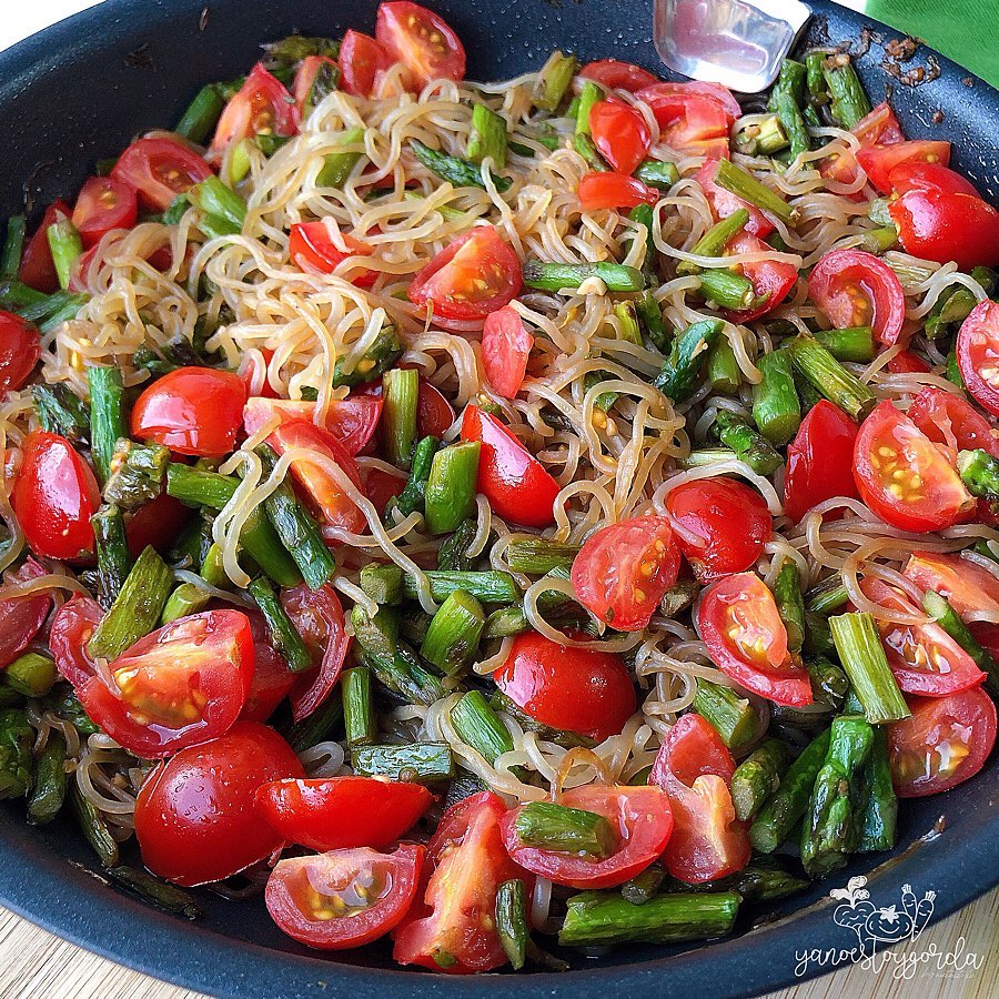 FIDEOS SHIRATAKI CON ESPÁRRAGOS TRIGUEROS