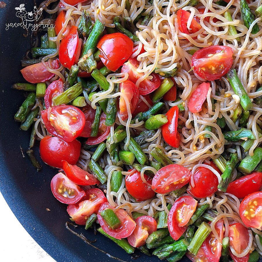 fideos shirataki con espárragos trigueros