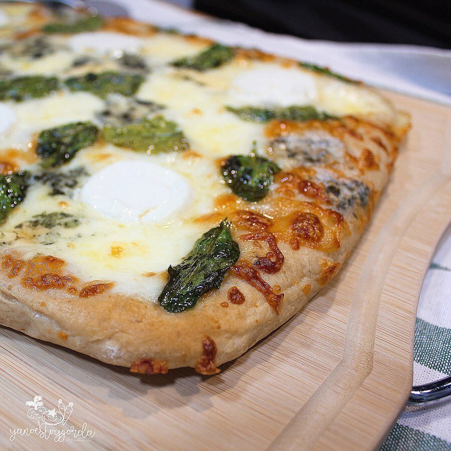 pizza bianca con espinacas y 4 quesos