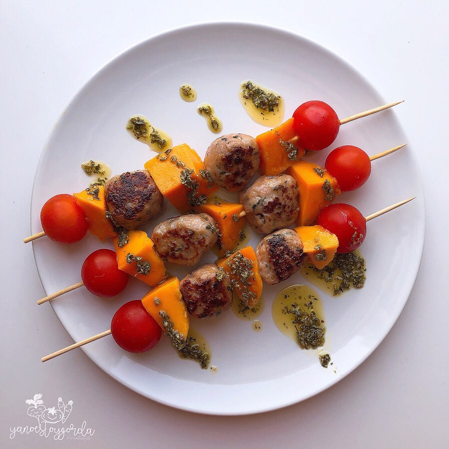 brochetas de albóndigas con mango