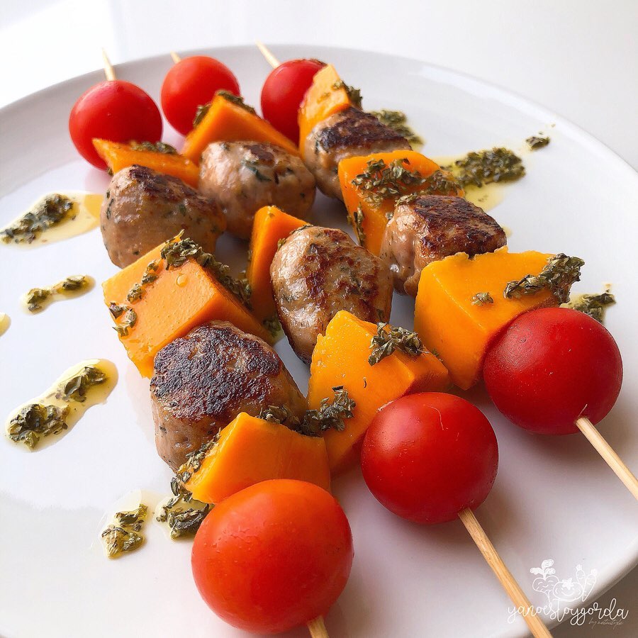 brochetas de albóndigas con mango