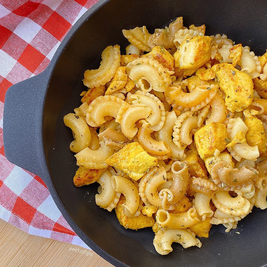 pasta con pinchos de pollo a la andaluza