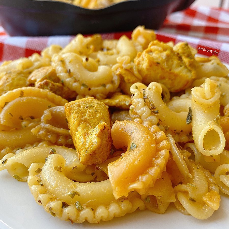 pasta con pinchos de pollo a la andaluza