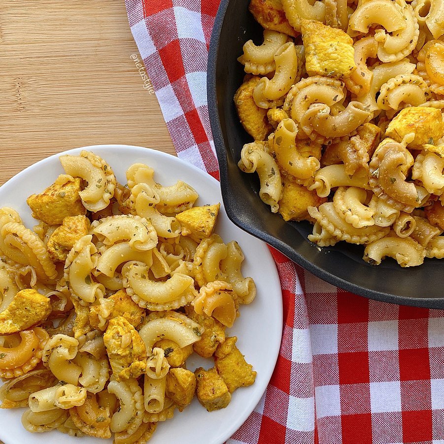 pasta con pinchos de pollo a la andaluza