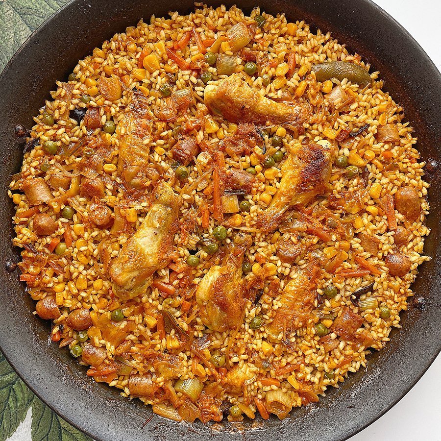 arroz con pollo, salchichas y verduras