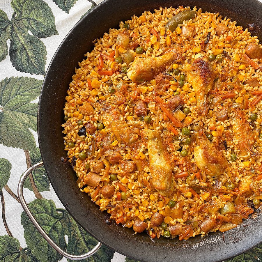 arroz con pollo, salchichas y verduras