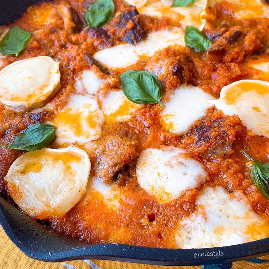 ALBÓNDIGAS CON TOMATE Y QUESO DE CABRA