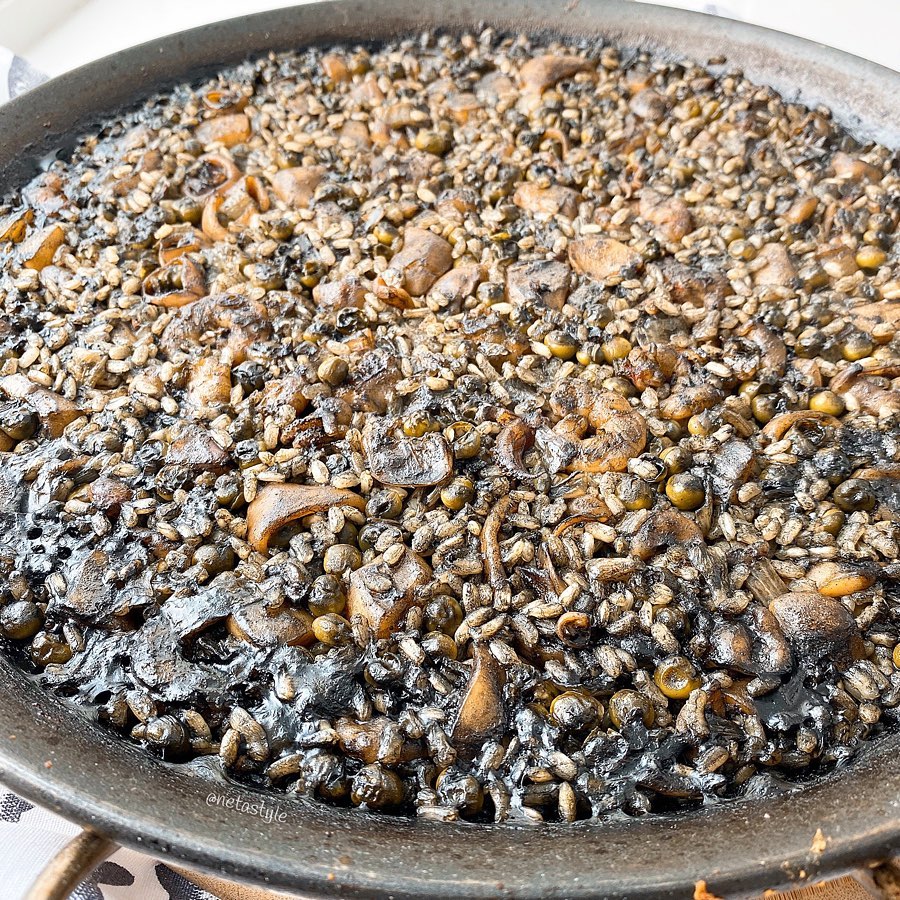arroz negro con frutos del mar y guisantes