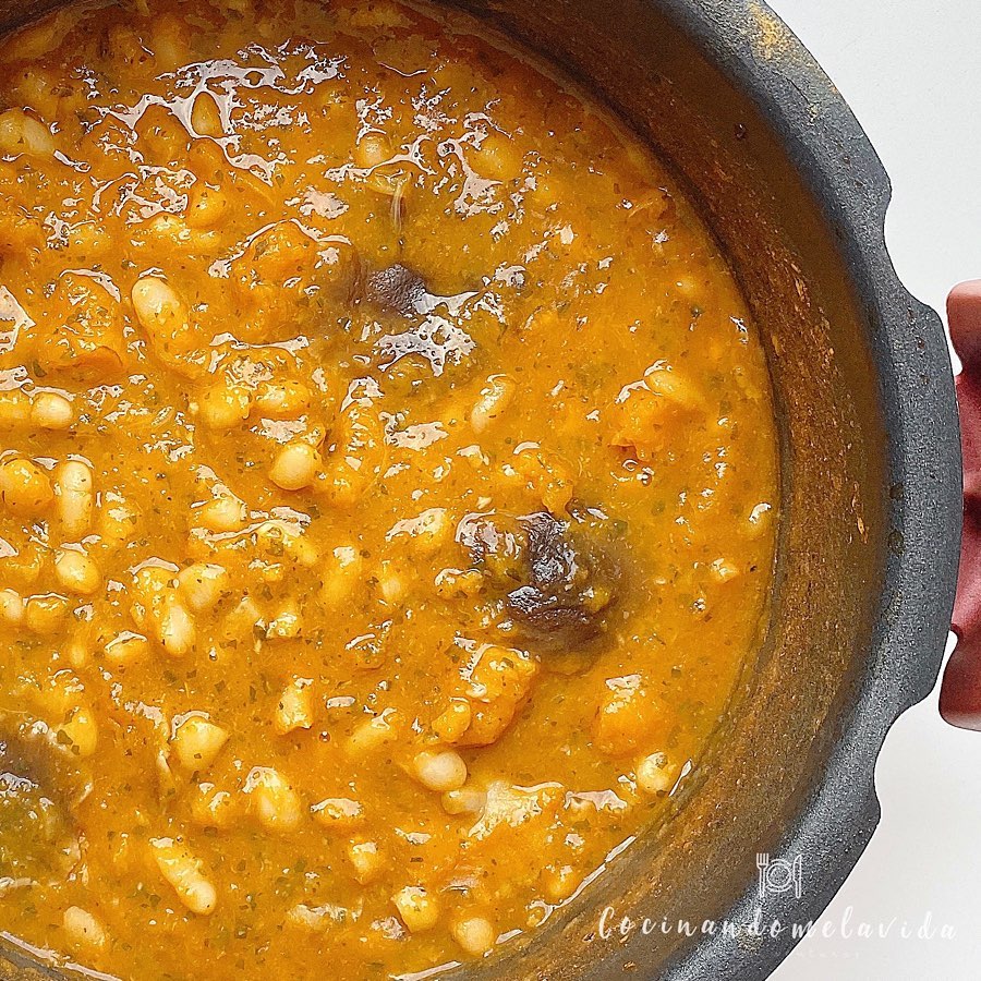 potaje de judías blancas con calabaza y setas shitake