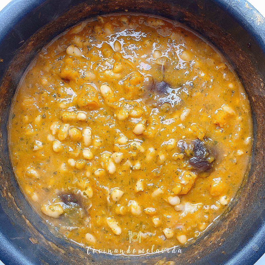 potaje de judías blancas con calabaza y setas shitake