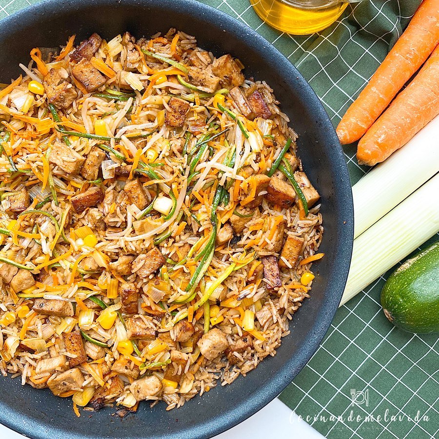 arroz frito con tofu y verduras