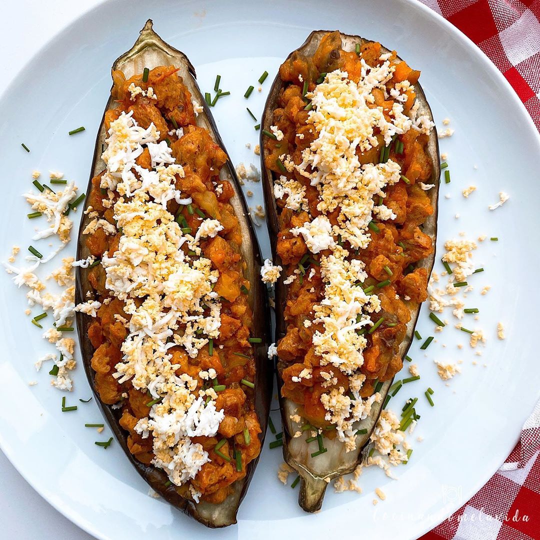 BERENJENAS RELLENAS DE BOLOÑESA DE SOJA TEXTURIZADA