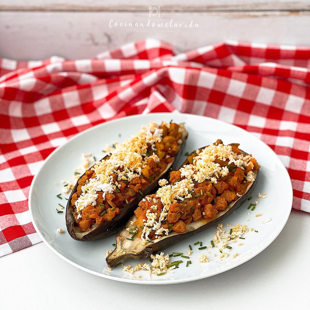 berenjenas rellenas de boloñesa de soja texturizada