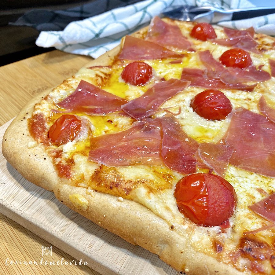 pizza de espelta con queso de cabra y jamón