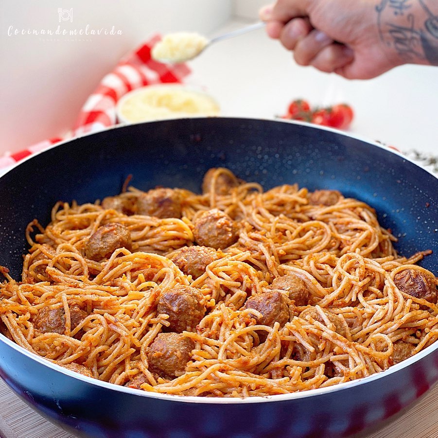 espaguetis integrales con tomate y albóndigas