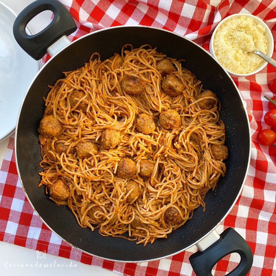 espaguetis integrales con tomate y albóndigas