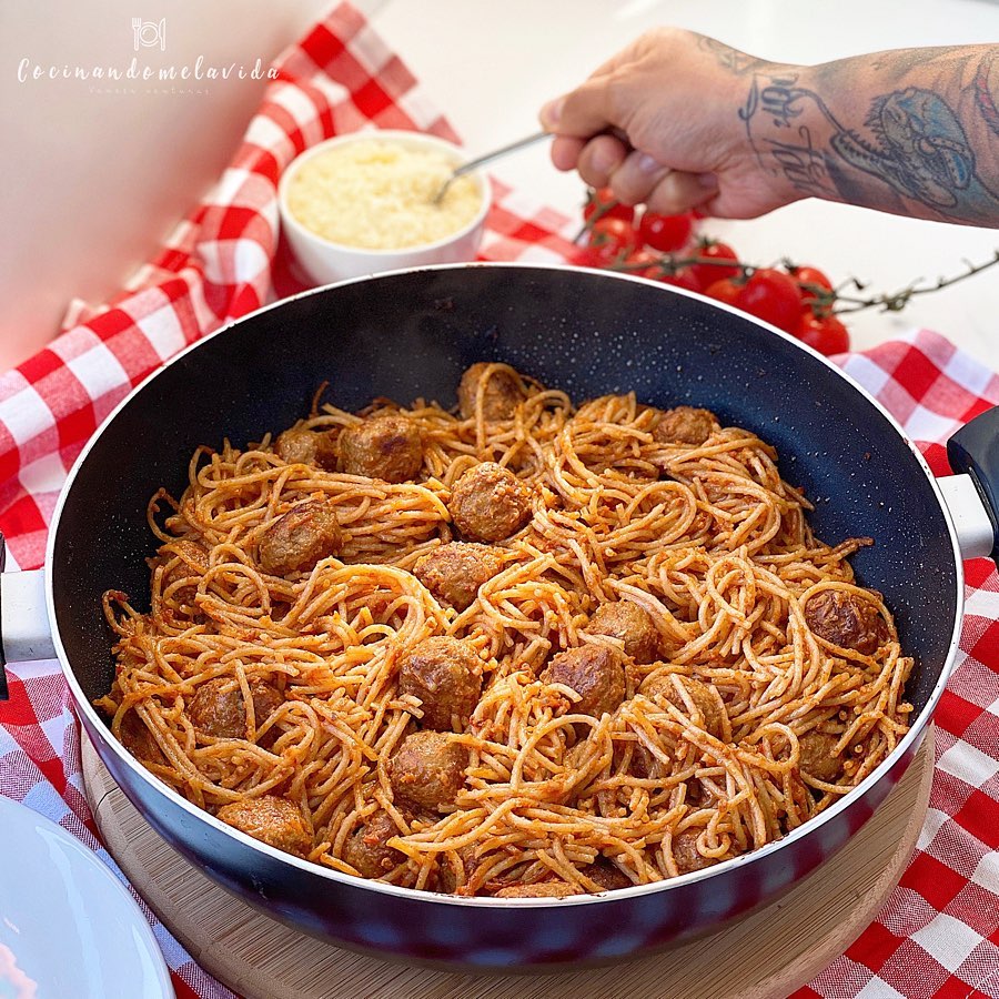 espaguetis integrales con tomate y albóndigas