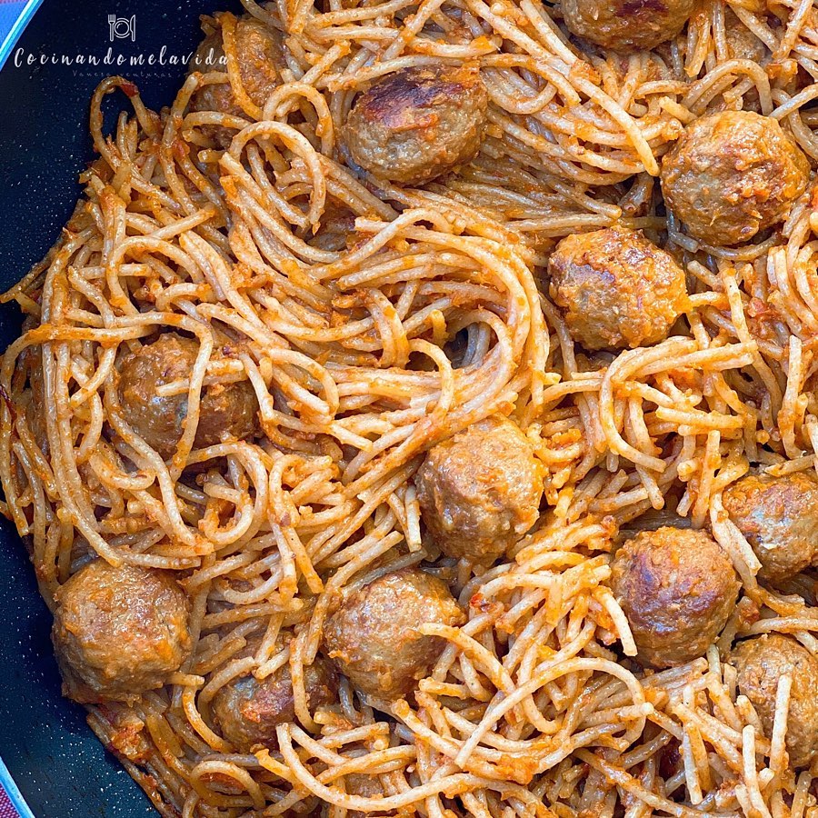 espaguetis integrales con tomate y albóndigas