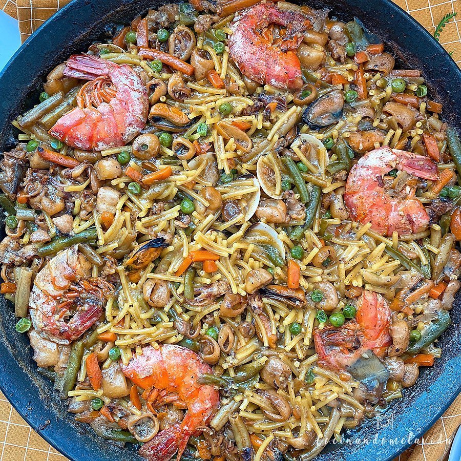 fideos a la cazuela con verduras y marisco