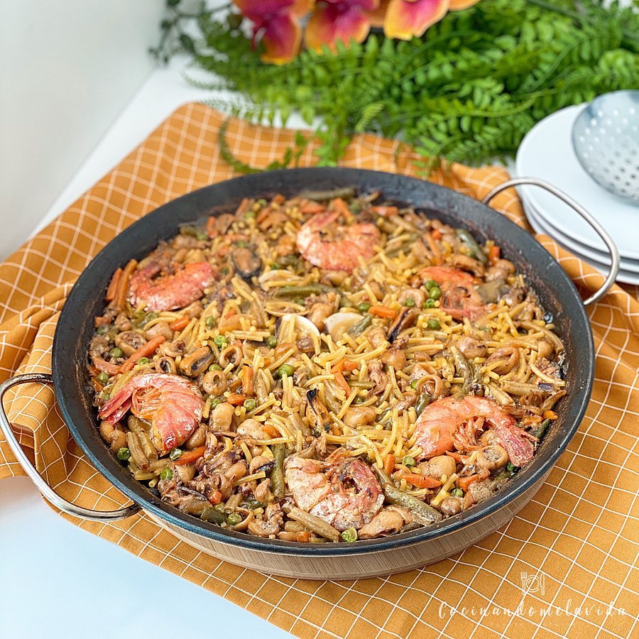 fideos a la cazuela con verduras y marisco