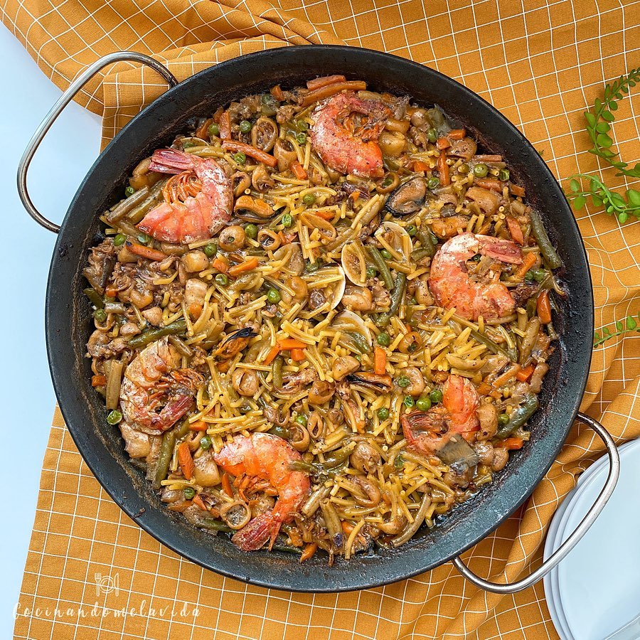 fideos a la cazuela con verduras y marisco