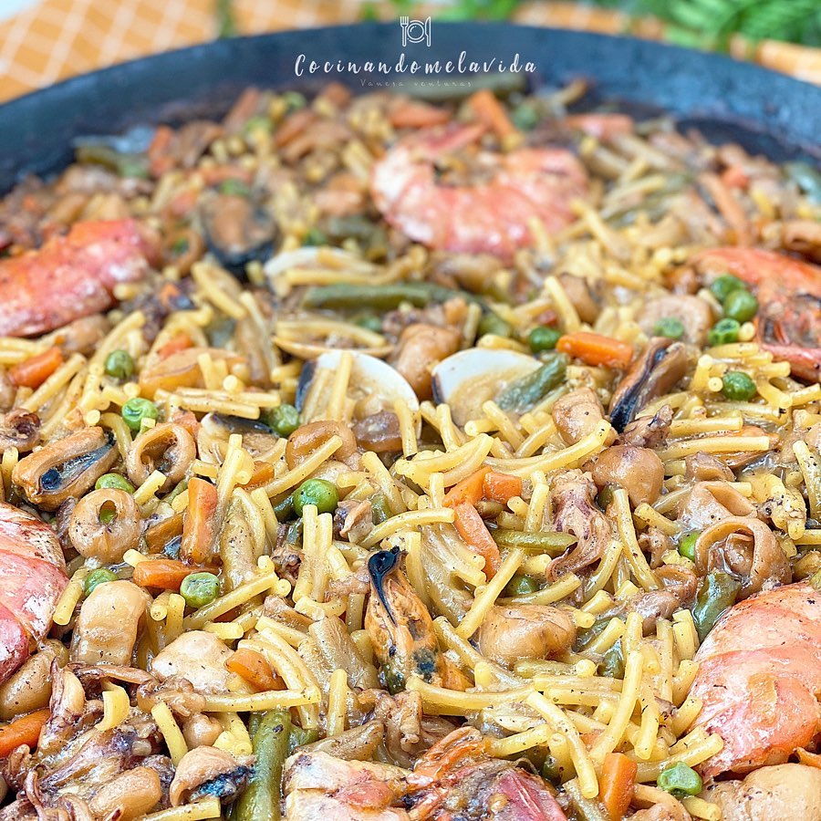 fideos a la cazuela con verduras y marisco