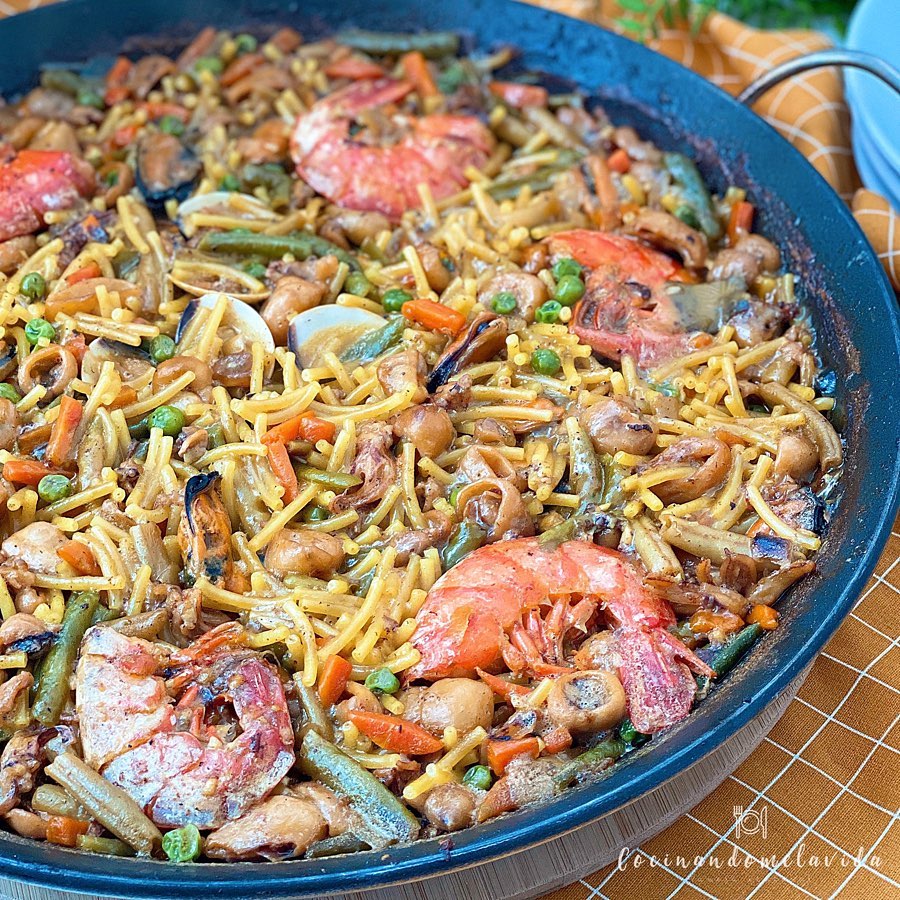 fideos a la cazuela con verduras y marisco