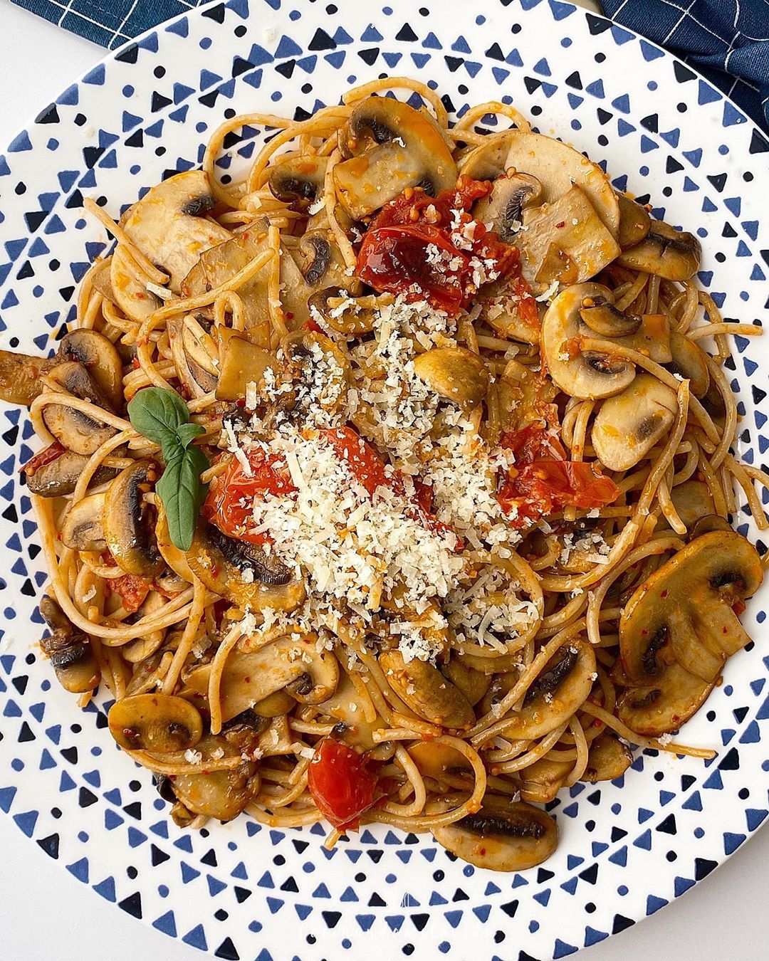 espaguetis con champiñones y tomatitos asados