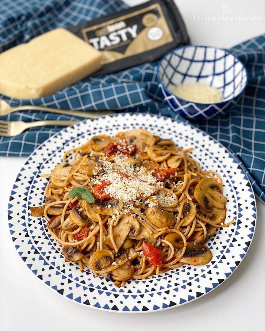 espaguetis con champiñones y tomatitos asados